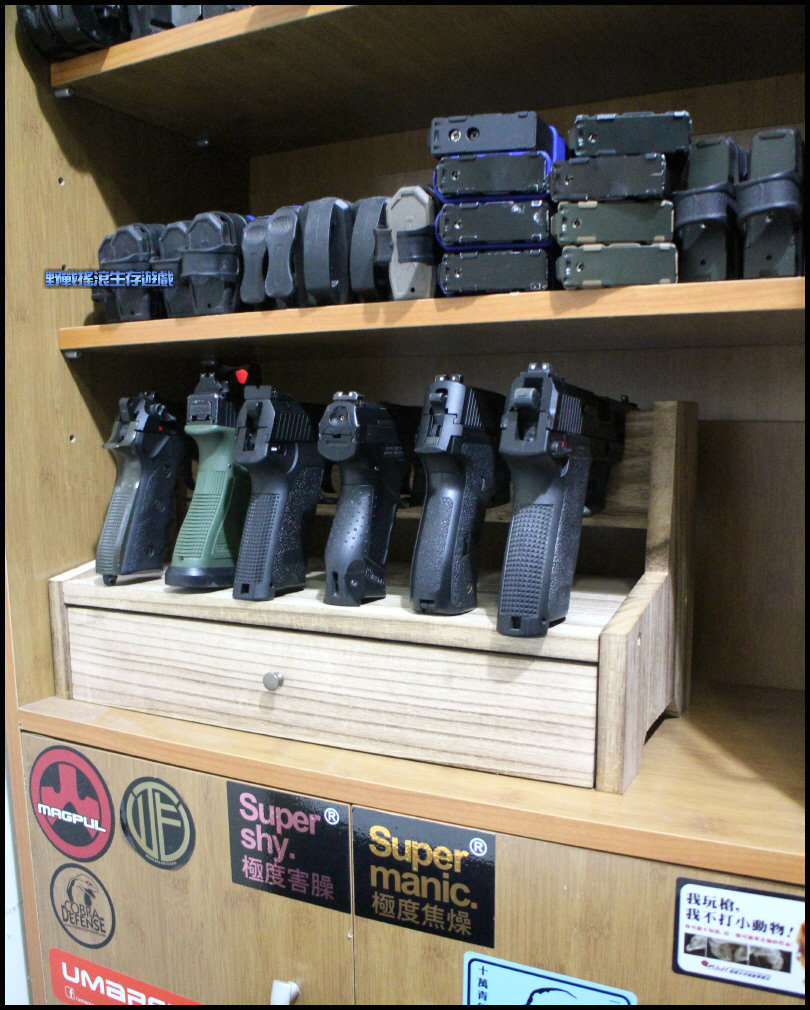 木製戰術手槍展示架 - 含抽屜