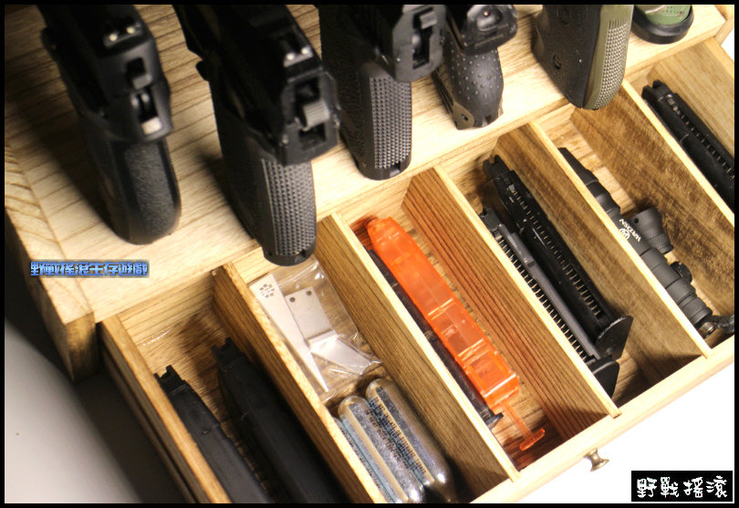 木製戰術手槍展示架 - 含抽屜